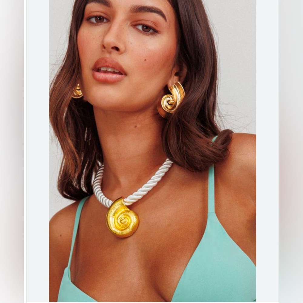 Thrones Shell Necklace